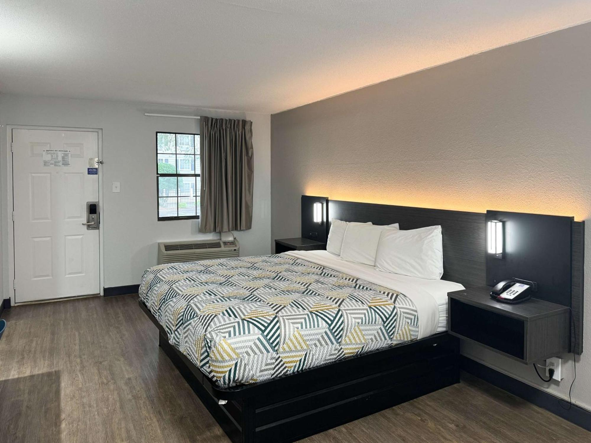 Motel 6 Huntsville Al University Dr. Bagian luar foto
