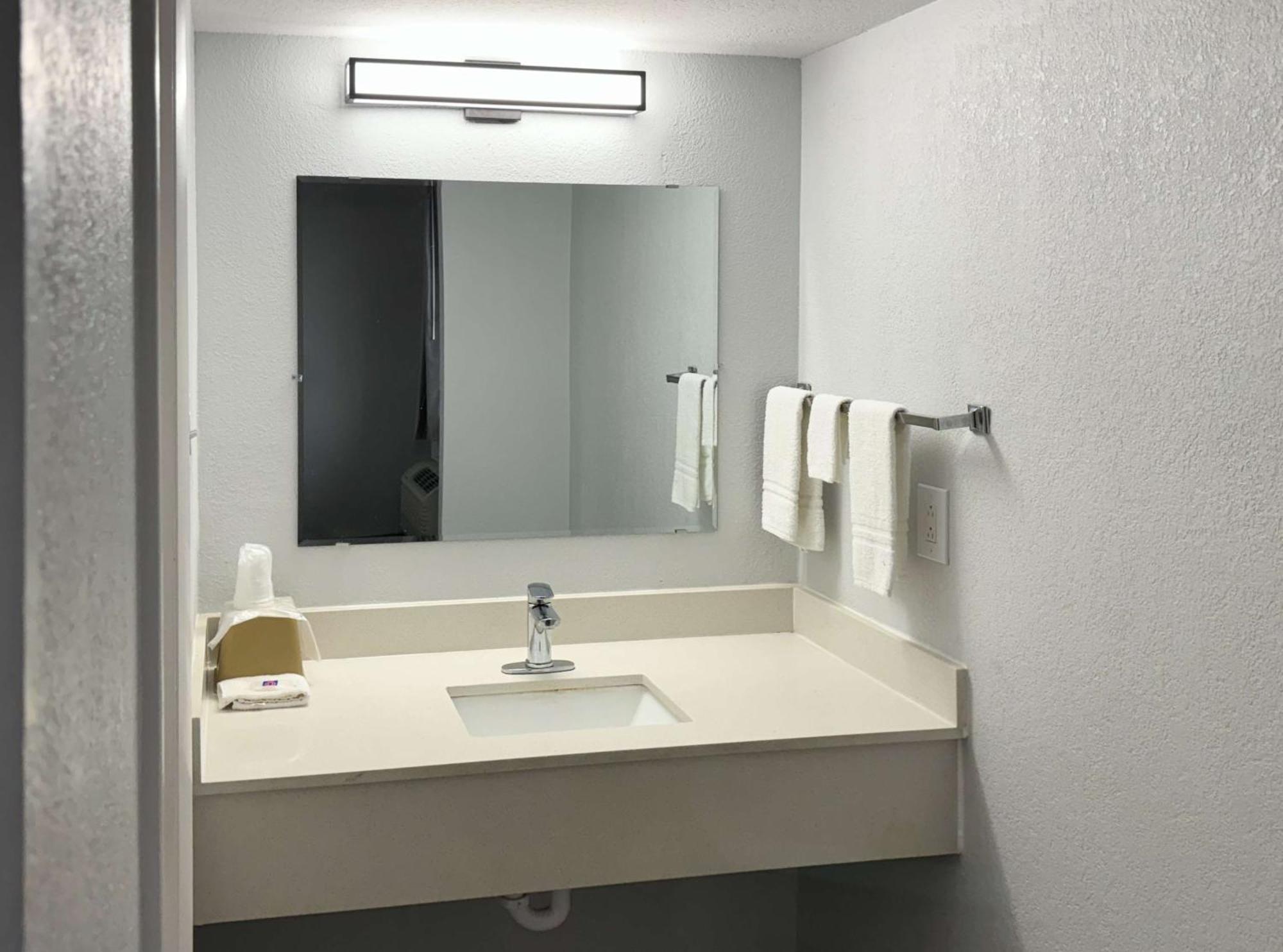 Motel 6 Huntsville Al University Dr. Bagian luar foto