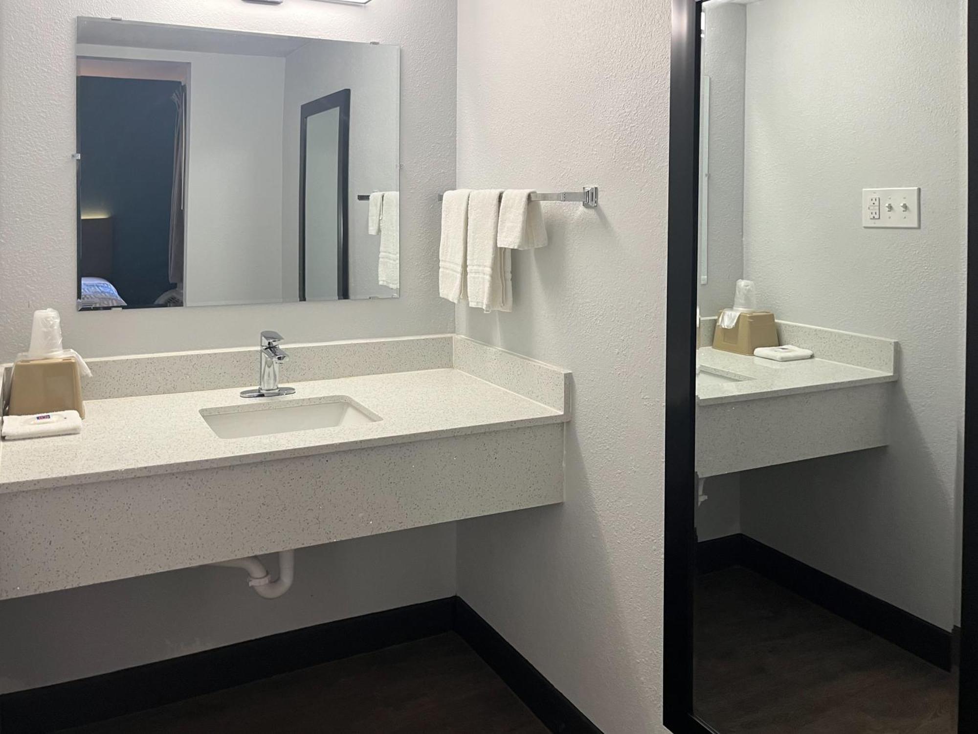Motel 6 Huntsville Al University Dr. Bagian luar foto